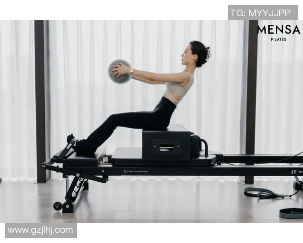 躺在圆形健身器材上的核心力量训练方法